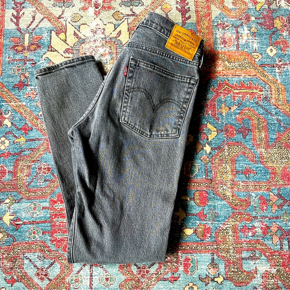 Levi wedgie cut black denim jeans | mom high rise | skinny straight leg W26